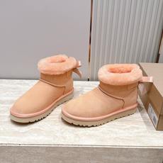 UGG·26s 秋冬新款系列—— 圆头厚款毛绒绒后跟蝴蝶结雪地靴 鞋身圆钝饱满,厚底像一块被压实的新雪托住整只脚,而毛绒 UGG·26s 秋冬新款系列—— 圆头厚款毛绒绒后跟蝴蝶结雪地靴 鞋身圆钝饱满,厚底像一块被压实的新雪托住整只脚,而毛绒