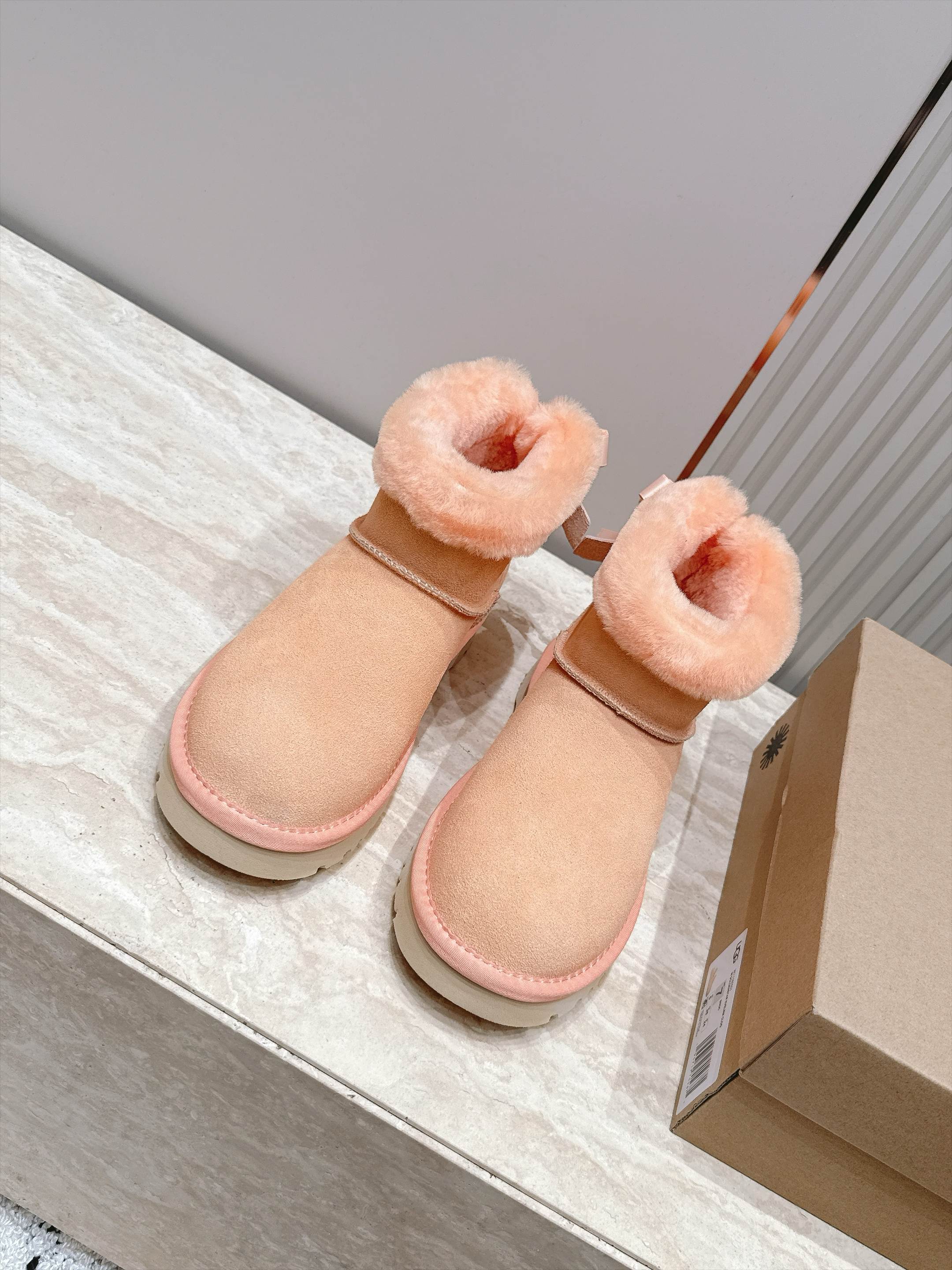 UGG·26s 秋冬新款系列—— 圆头厚款毛绒绒后跟蝴蝶结雪地靴 鞋身圆钝饱满,厚底像一块被压实的新雪托住整只脚,而毛绒 UGG·26s 秋冬新款系列—— 圆头厚款毛绒绒后跟蝴蝶结雪地靴 鞋身圆钝饱满,厚底像一块被压实的新雪托住整只脚,而毛绒
