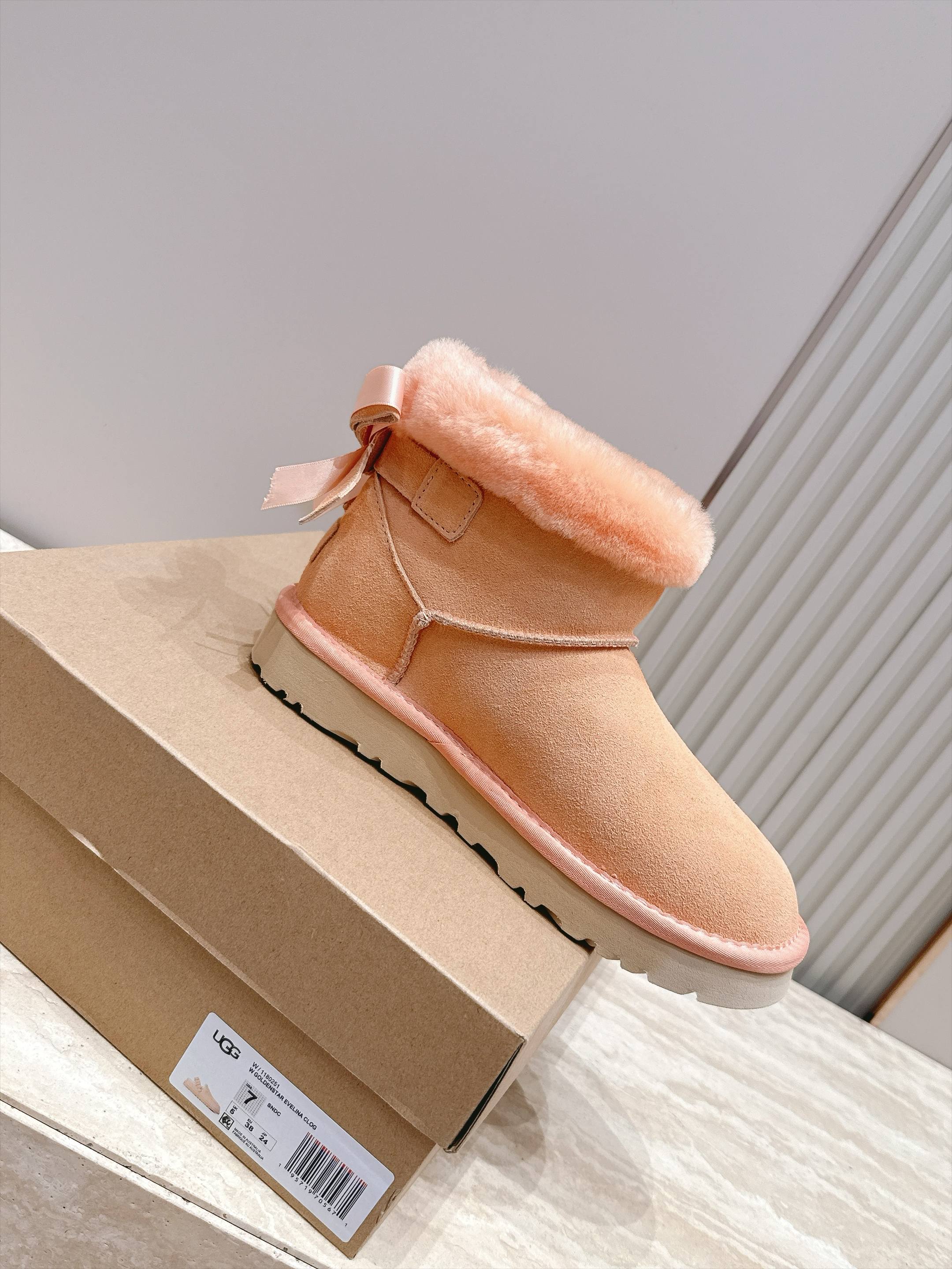 UGG·26s 秋冬新款系列—— 圆头厚款毛绒绒后跟蝴蝶结雪地靴 鞋身圆钝饱满,厚底像一块被压实的新雪托住整只脚,而毛绒 UGG·26s 秋冬新款系列—— 圆头厚款毛绒绒后跟蝴蝶结雪地靴 鞋身圆钝饱满,厚底像一块被压实的新雪托住整只脚,而毛绒