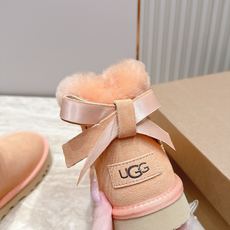 UGG·26s 秋冬新款系列—— 圆头厚款毛绒绒后跟蝴蝶结雪地靴 鞋身圆钝饱满,厚底像一块被压实的新雪托住整只脚,而毛绒 UGG·26s 秋冬新款系列—— 圆头厚款毛绒绒后跟蝴蝶结雪地靴 鞋身圆钝饱满,厚底像一块被压实的新雪托住整只脚,而毛绒