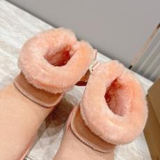UGG·26s 秋冬新款系列—— 圆头厚款毛绒绒后跟蝴蝶结雪地靴 鞋身圆钝饱满,厚底像一块被压实的新雪托住整只脚,而毛绒 UGG·26s 秋冬新款系列—— 圆头厚款毛绒绒后跟蝴蝶结雪地靴 鞋身圆钝饱满,厚底像一块被压实的新雪托住整只脚,而毛绒