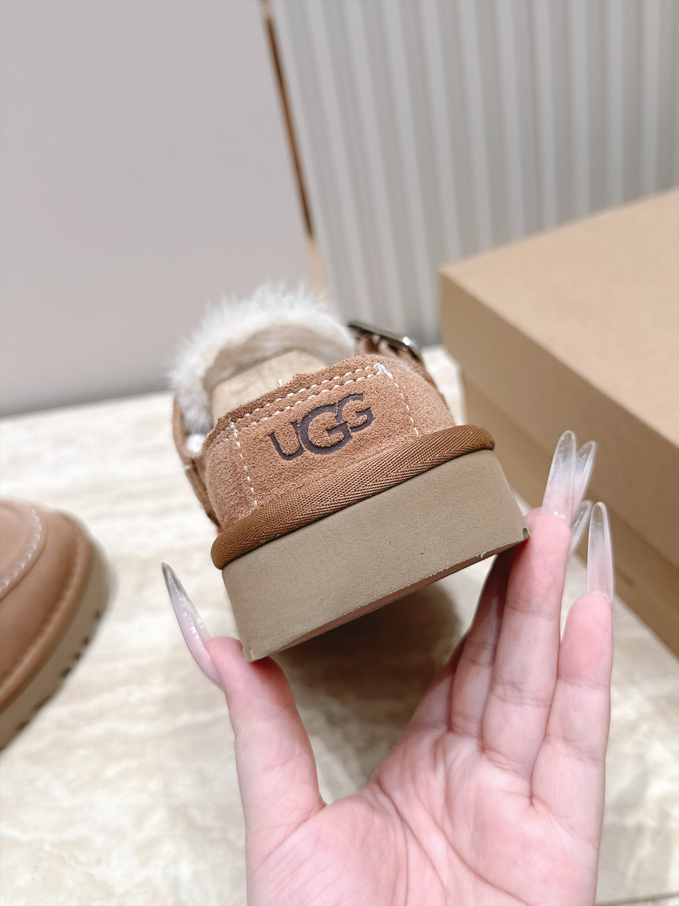 UUG*26s 秋冬新款系列——暖乎乎圆头绒面毛里单鞋 这双鞋的气质,像是从某个不用赶时间的冬日清晨里长出来的。圆头收得 UUG*26s 秋冬新款系列——暖乎乎圆头绒面毛里单鞋 这双鞋的气质,像是从某个不用赶时间的冬日清晨里长出来的。圆头收得