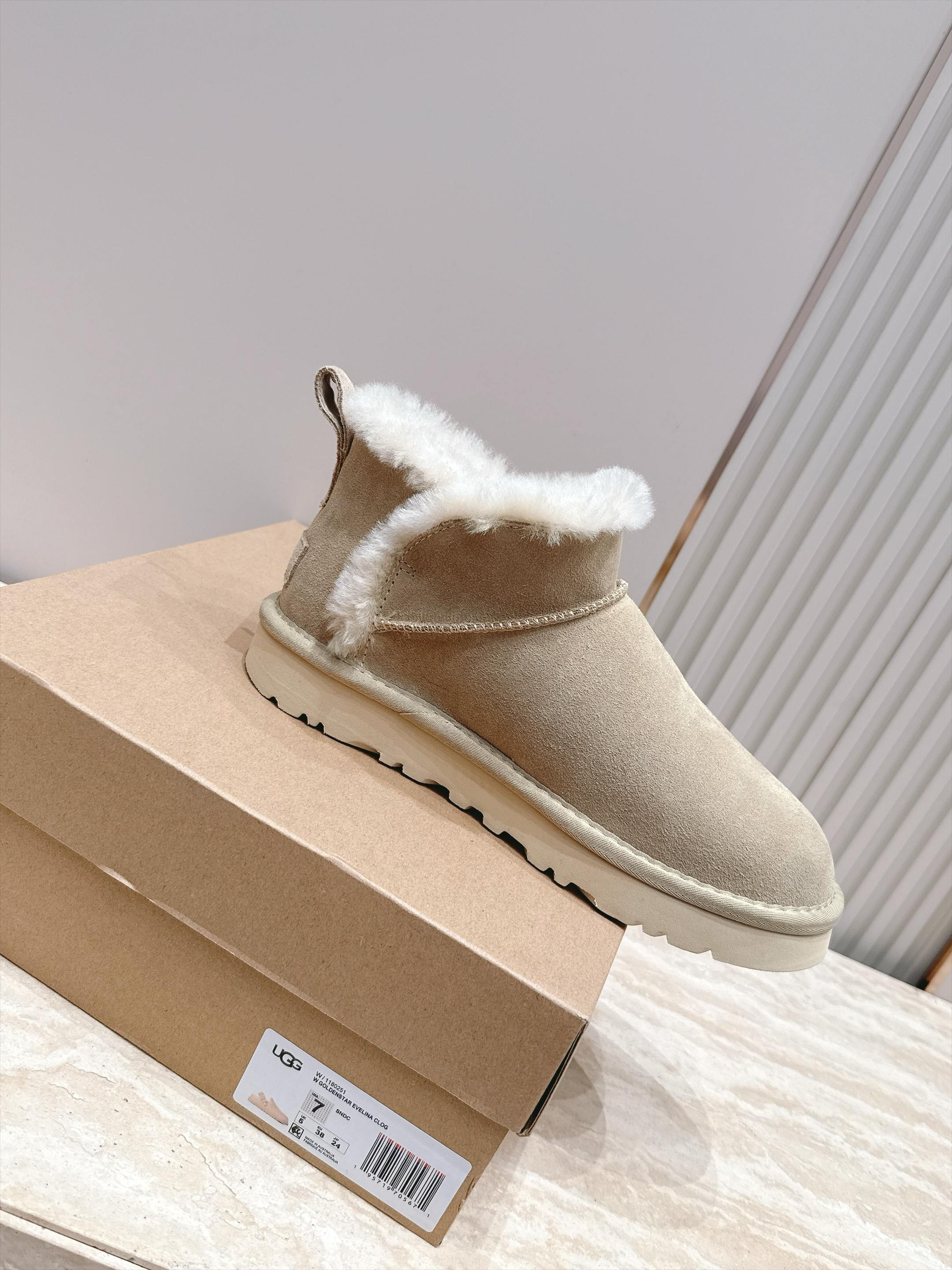 薄底 UGG 26s 秋冬新款系列—— 极简设计羊毛里雪地靴 像一只被剪去所有装饰的旧毛绒玩具——圆头钝拙如被反复揉捏过 薄底 UGG 26s 秋冬新款系列—— 极简设计羊毛里雪地靴 像一只被剪去所有装饰的旧毛绒玩具——圆头钝拙如被反复揉捏过