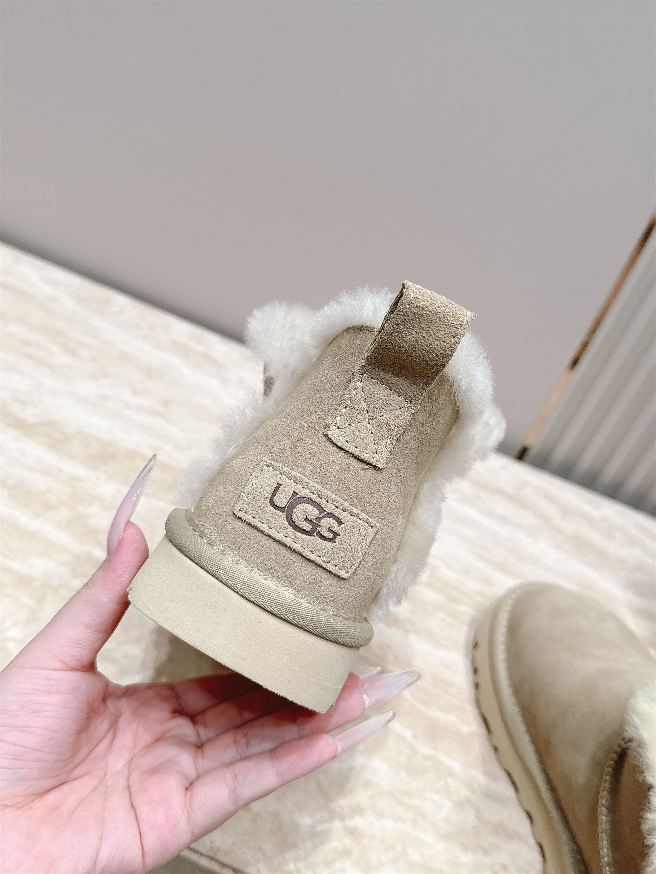 薄底 UGG 26s 秋冬新款系列—— 极简设计羊毛里雪地靴 像一只被剪去所有装饰的旧毛绒玩具——圆头钝拙如被反复揉捏过 薄底 UGG 26s 秋冬新款系列—— 极简设计羊毛里雪地靴 像一只被剪去所有装饰的旧毛绒玩具——圆头钝拙如被反复揉捏过
