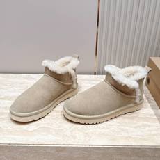 薄底 UGG 26s 秋冬新款系列—— 极简设计羊毛里雪地靴 像一只被剪去所有装饰的旧毛绒玩具——圆头钝拙如被反复揉捏过 薄底 UGG 26s 秋冬新款系列—— 极简设计羊毛里雪地靴 像一只被剪去所有装饰的旧毛绒玩具——圆头钝拙如被反复揉捏过