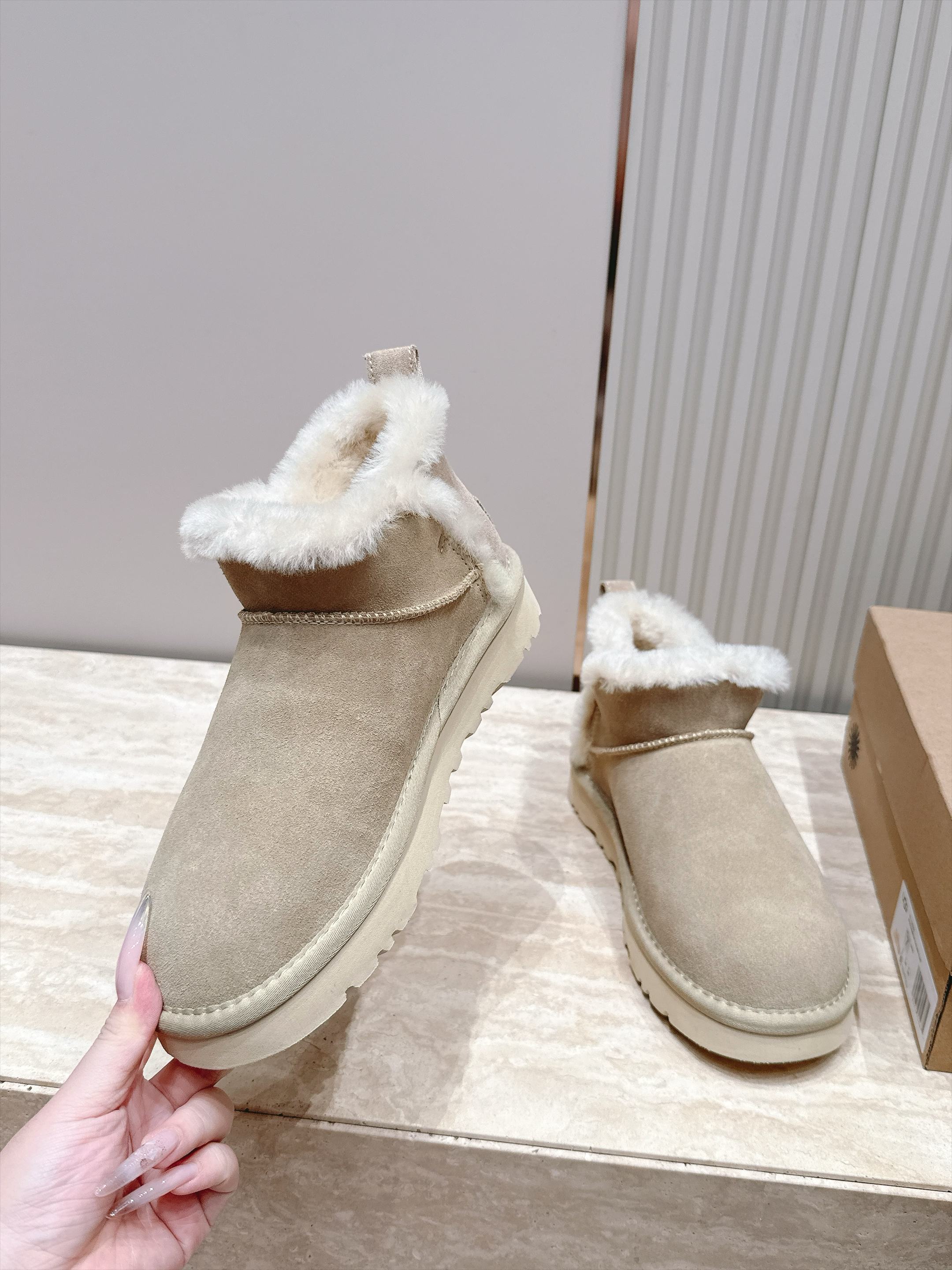 薄底 UGG 26s 秋冬新款系列—— 极简设计羊毛里雪地靴 像一只被剪去所有装饰的旧毛绒玩具——圆头钝拙如被反复揉捏过 薄底 UGG 26s 秋冬新款系列—— 极简设计羊毛里雪地靴 像一只被剪去所有装饰的旧毛绒玩具——圆头钝拙如被反复揉捏过