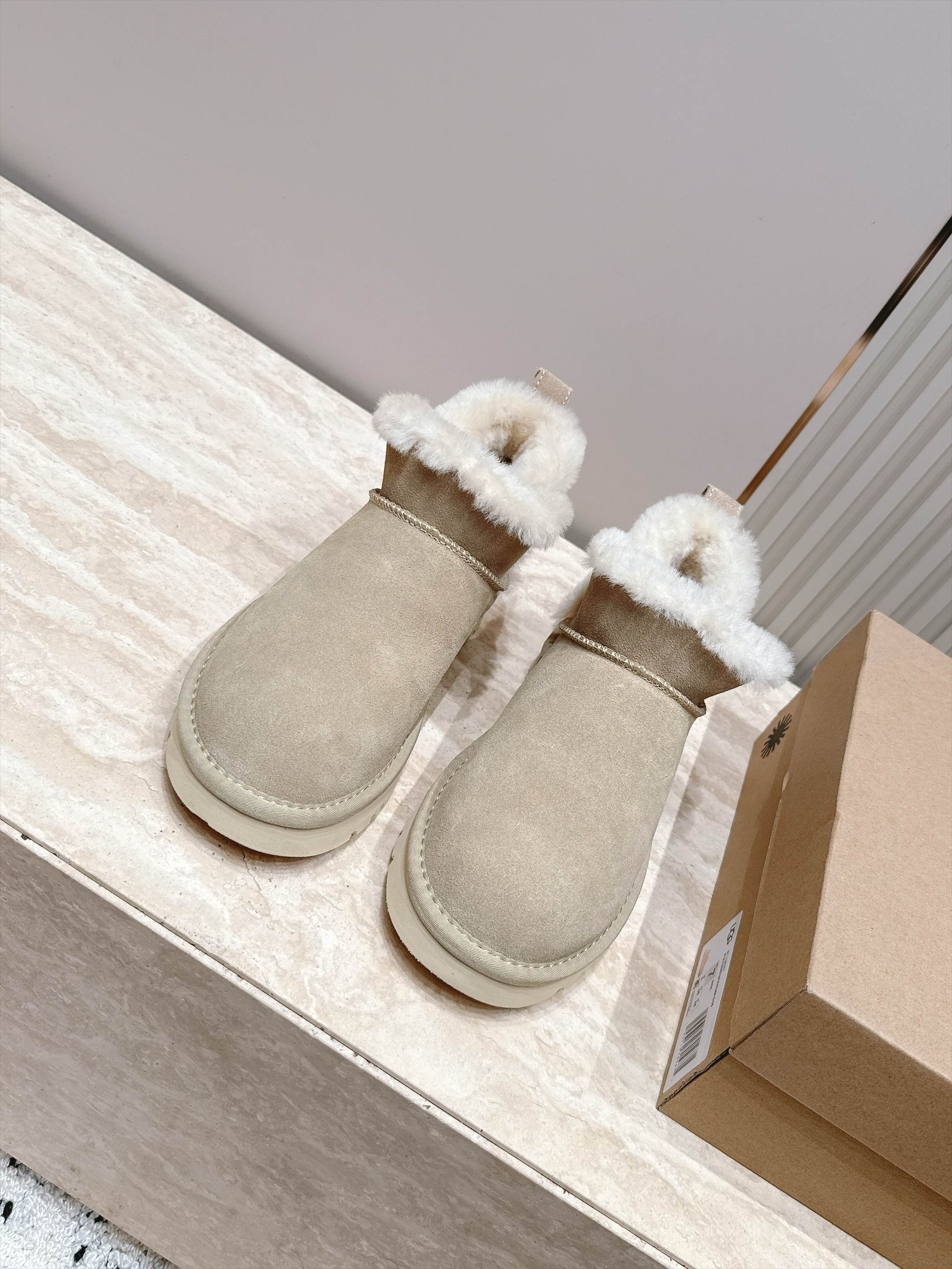 薄底 UGG 26s 秋冬新款系列—— 极简设计羊毛里雪地靴 像一只被剪去所有装饰的旧毛绒玩具——圆头钝拙如被反复揉捏过 薄底 UGG 26s 秋冬新款系列—— 极简设计羊毛里雪地靴 像一只被剪去所有装饰的旧毛绒玩具——圆头钝拙如被反复揉捏过