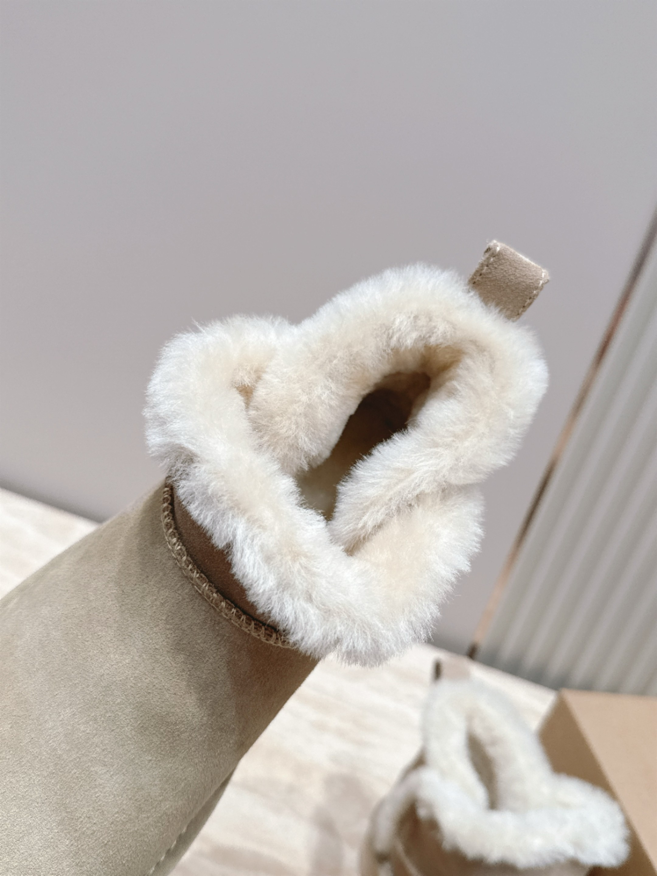 薄底 UGG 26s 秋冬新款系列—— 极简设计羊毛里雪地靴 像一只被剪去所有装饰的旧毛绒玩具——圆头钝拙如被反复揉捏过 薄底 UGG 26s 秋冬新款系列—— 极简设计羊毛里雪地靴 像一只被剪去所有装饰的旧毛绒玩具——圆头钝拙如被反复揉捏过