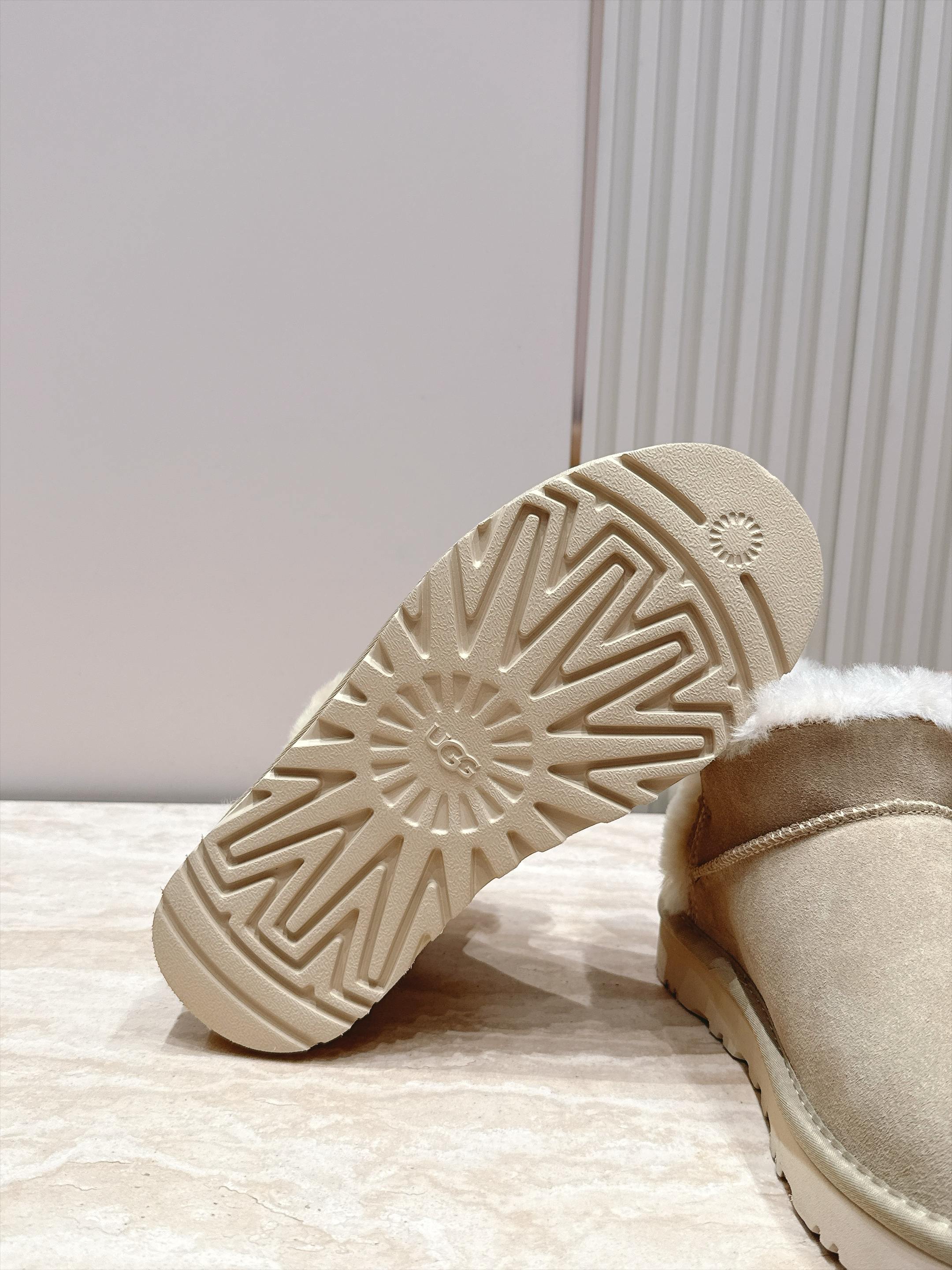 薄底 UGG 26s 秋冬新款系列—— 极简设计羊毛里雪地靴 像一只被剪去所有装饰的旧毛绒玩具——圆头钝拙如被反复揉捏过 薄底 UGG 26s 秋冬新款系列—— 极简设计羊毛里雪地靴 像一只被剪去所有装饰的旧毛绒玩具——圆头钝拙如被反复揉捏过