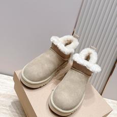 薄底 UGG 26s 秋冬新款系列—— 极简设计羊毛里雪地靴 像一只被剪去所有装饰的旧毛绒玩具——圆头钝拙如被反复揉捏过 薄底 UGG 26s 秋冬新款系列—— 极简设计羊毛里雪地靴 像一只被剪去所有装饰的旧毛绒玩具——圆头钝拙如被反复揉捏过