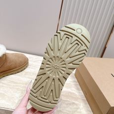 薄底 UGG 26s 秋冬新款系列—— 极简设计羊毛里雪地靴 像一只被剪去所有装饰的旧毛绒玩具——圆头钝拙如被反复揉捏过 薄底 UGG 26s 秋冬新款系列—— 极简设计羊毛里雪地靴 像一只被剪去所有装饰的旧毛绒玩具——圆头钝拙如被反复揉捏过