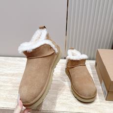 薄底 UGG 26s 秋冬新款系列—— 极简设计羊毛里雪地靴 像一只被剪去所有装饰的旧毛绒玩具——圆头钝拙如被反复揉捏过 薄底 UGG 26s 秋冬新款系列—— 极简设计羊毛里雪地靴 像一只被剪去所有装饰的旧毛绒玩具——圆头钝拙如被反复揉捏过