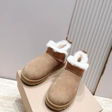薄底 UGG 26s 秋冬新款系列—— 极简设计羊毛里雪地靴 像一只被剪去所有装饰的旧毛绒玩具——圆头钝拙如被反复揉捏过 薄底 UGG 26s 秋冬新款系列—— 极简设计羊毛里雪地靴 像一只被剪去所有装饰的旧毛绒玩具——圆头钝拙如被反复揉捏过