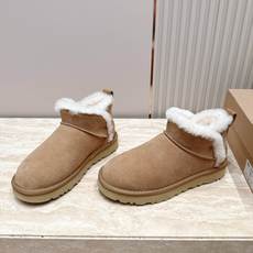 薄底 UGG 26s 秋冬新款系列—— 极简设计羊毛里雪地靴 像一只被剪去所有装饰的旧毛绒玩具——圆头钝拙如被反复揉捏过 薄底 UGG 26s 秋冬新款系列—— 极简设计羊毛里雪地靴 像一只被剪去所有装饰的旧毛绒玩具——圆头钝拙如被反复揉捏过