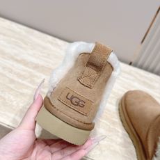 薄底 UGG 26s 秋冬新款系列—— 极简设计羊毛里雪地靴 像一只被剪去所有装饰的旧毛绒玩具——圆头钝拙如被反复揉捏过 薄底 UGG 26s 秋冬新款系列—— 极简设计羊毛里雪地靴 像一只被剪去所有装饰的旧毛绒玩具——圆头钝拙如被反复揉捏过