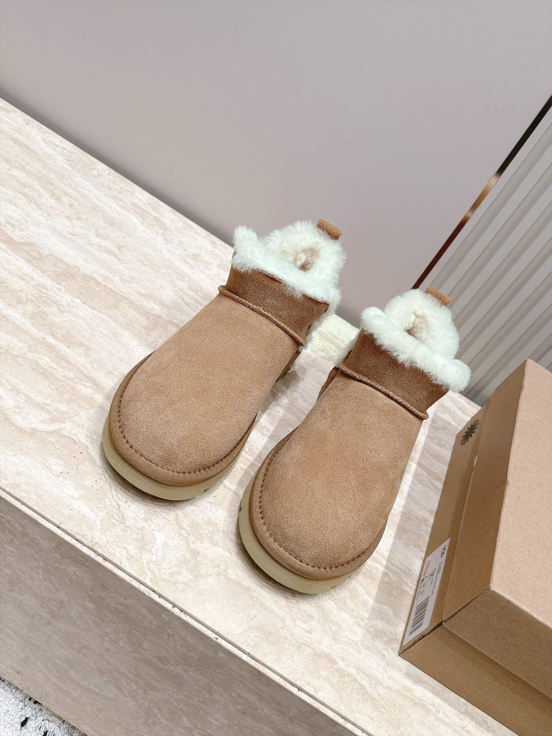 薄底 UGG 26s 秋冬新款系列—— 极简设计羊毛里雪地靴 像一只被剪去所有装饰的旧毛绒玩具——圆头钝拙如被反复揉捏过 薄底 UGG 26s 秋冬新款系列—— 极简设计羊毛里雪地靴 像一只被剪去所有装饰的旧毛绒玩具——圆头钝拙如被反复揉捏过