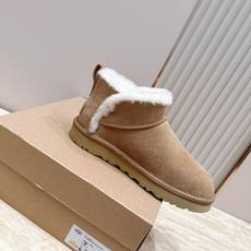 薄底 UGG 26s 秋冬新款系列—— 极简设计羊毛里雪地靴 像一只被剪去所有装饰的旧毛绒玩具——圆头钝拙如被反复揉捏过 薄底 UGG 26s 秋冬新款系列—— 极简设计羊毛里雪地靴 像一只被剪去所有装饰的旧毛绒玩具——圆头钝拙如被反复揉捏过