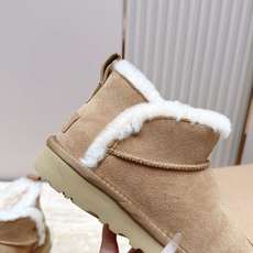 薄底 UGG 26s 秋冬新款系列—— 极简设计羊毛里雪地靴 像一只被剪去所有装饰的旧毛绒玩具——圆头钝拙如被反复揉捏过 薄底 UGG 26s 秋冬新款系列—— 极简设计羊毛里雪地靴 像一只被剪去所有装饰的旧毛绒玩具——圆头钝拙如被反复揉捏过