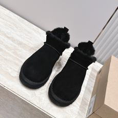 薄底 UGG 26s 秋冬新款系列—— 极简设计羊毛里雪地靴 像一只被剪去所有装饰的旧毛绒玩具——圆头钝拙如被反复揉捏过 薄底 UGG 26s 秋冬新款系列—— 极简设计羊毛里雪地靴 像一只被剪去所有装饰的旧毛绒玩具——圆头钝拙如被反复揉捏过