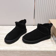 薄底 UGG 26s 秋冬新款系列—— 极简设计羊毛里雪地靴 像一只被剪去所有装饰的旧毛绒玩具——圆头钝拙如被反复揉捏过 薄底 UGG 26s 秋冬新款系列—— 极简设计羊毛里雪地靴 像一只被剪去所有装饰的旧毛绒玩具——圆头钝拙如被反复揉捏过