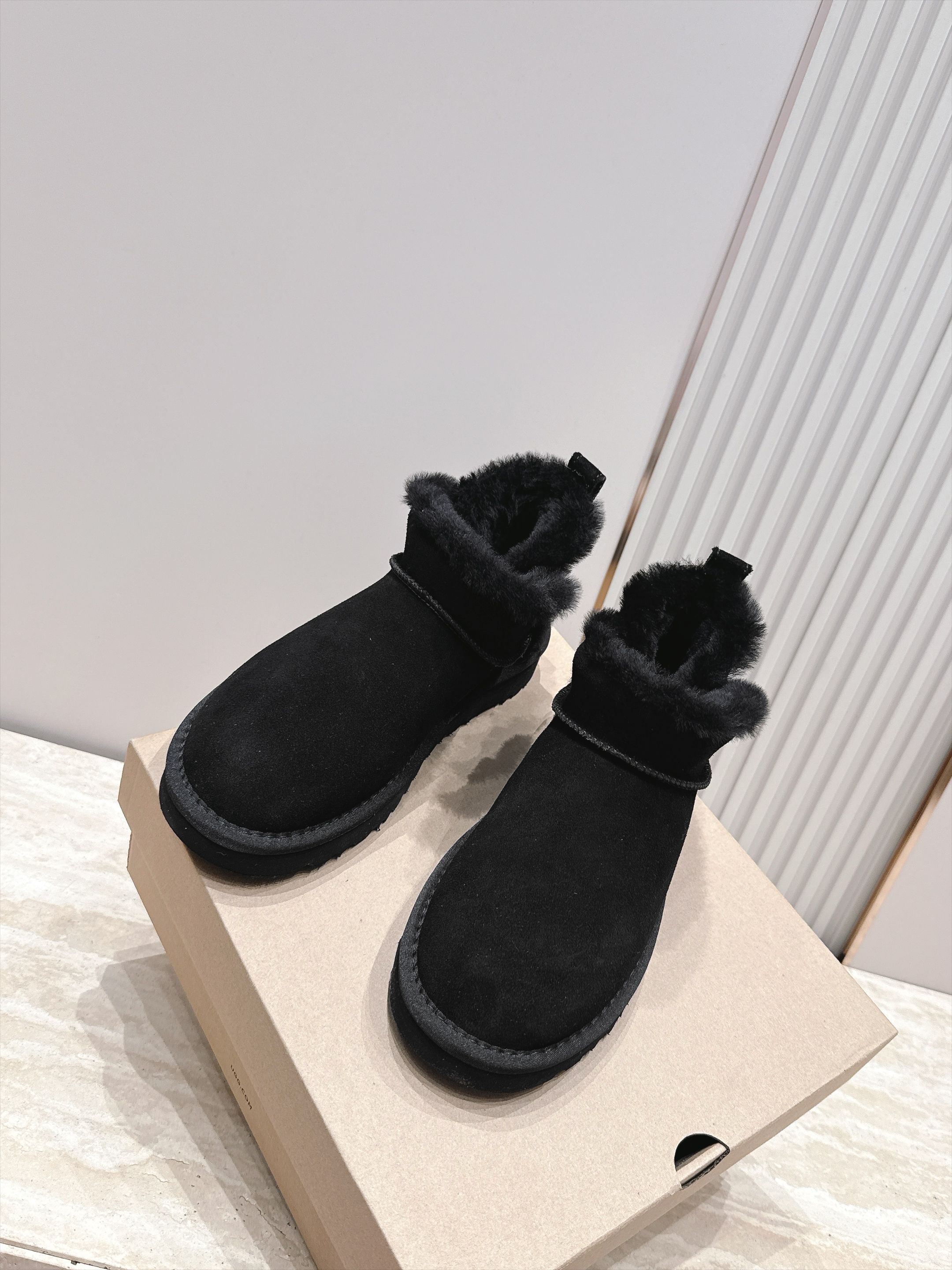 薄底 UGG 26s 秋冬新款系列—— 极简设计羊毛里雪地靴 像一只被剪去所有装饰的旧毛绒玩具——圆头钝拙如被反复揉捏过 薄底 UGG 26s 秋冬新款系列—— 极简设计羊毛里雪地靴 像一只被剪去所有装饰的旧毛绒玩具——圆头钝拙如被反复揉捏过