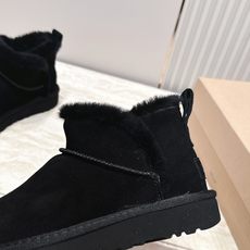 薄底 UGG 26s 秋冬新款系列—— 极简设计羊毛里雪地靴 像一只被剪去所有装饰的旧毛绒玩具——圆头钝拙如被反复揉捏过 薄底 UGG 26s 秋冬新款系列—— 极简设计羊毛里雪地靴 像一只被剪去所有装饰的旧毛绒玩具——圆头钝拙如被反复揉捏过