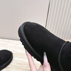薄底 UGG 26s 秋冬新款系列—— 极简设计羊毛里雪地靴 像一只被剪去所有装饰的旧毛绒玩具——圆头钝拙如被反复揉捏过 薄底 UGG 26s 秋冬新款系列—— 极简设计羊毛里雪地靴 像一只被剪去所有装饰的旧毛绒玩具——圆头钝拙如被反复揉捏过