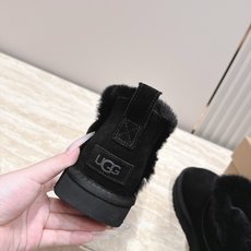 薄底 UGG 26s 秋冬新款系列—— 极简设计羊毛里雪地靴 像一只被剪去所有装饰的旧毛绒玩具——圆头钝拙如被反复揉捏过 薄底 UGG 26s 秋冬新款系列—— 极简设计羊毛里雪地靴 像一只被剪去所有装饰的旧毛绒玩具——圆头钝拙如被反复揉捏过