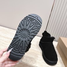 薄底 UGG 26s 秋冬新款系列—— 极简设计羊毛里雪地靴 像一只被剪去所有装饰的旧毛绒玩具——圆头钝拙如被反复揉捏过 薄底 UGG 26s 秋冬新款系列—— 极简设计羊毛里雪地靴 像一只被剪去所有装饰的旧毛绒玩具——圆头钝拙如被反复揉捏过