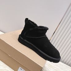 薄底 UGG 26s 秋冬新款系列—— 极简设计羊毛里雪地靴 像一只被剪去所有装饰的旧毛绒玩具——圆头钝拙如被反复揉捏过 薄底 UGG 26s 秋冬新款系列—— 极简设计羊毛里雪地靴 像一只被剪去所有装饰的旧毛绒玩具——圆头钝拙如被反复揉捏过