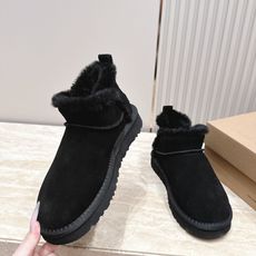 薄底 UGG 26s 秋冬新款系列—— 极简设计羊毛里雪地靴 像一只被剪去所有装饰的旧毛绒玩具——圆头钝拙如被反复揉捏过 薄底 UGG 26s 秋冬新款系列—— 极简设计羊毛里雪地靴 像一只被剪去所有装饰的旧毛绒玩具——圆头钝拙如被反复揉捏过