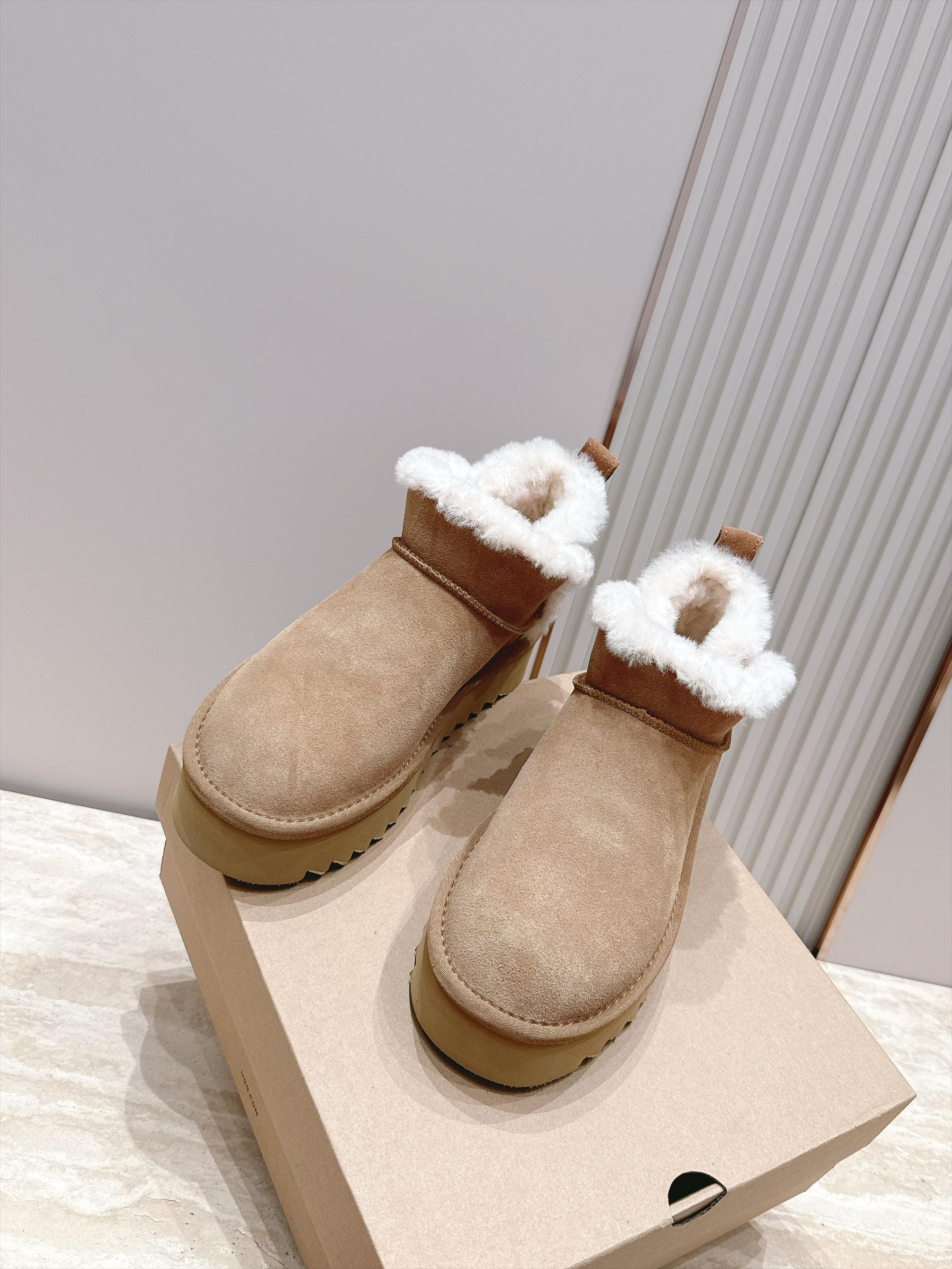 厚底 UGG 26s 秋冬新款系列—— 极简设计羊毛里雪地靴 像一只被剪去所有装饰的旧毛绒玩具——圆头钝拙如被反复揉捏过 厚底 UGG 26s 秋冬新款系列—— 极简设计羊毛里雪地靴 像一只被剪去所有装饰的旧毛绒玩具——圆头钝拙如被反复揉捏过