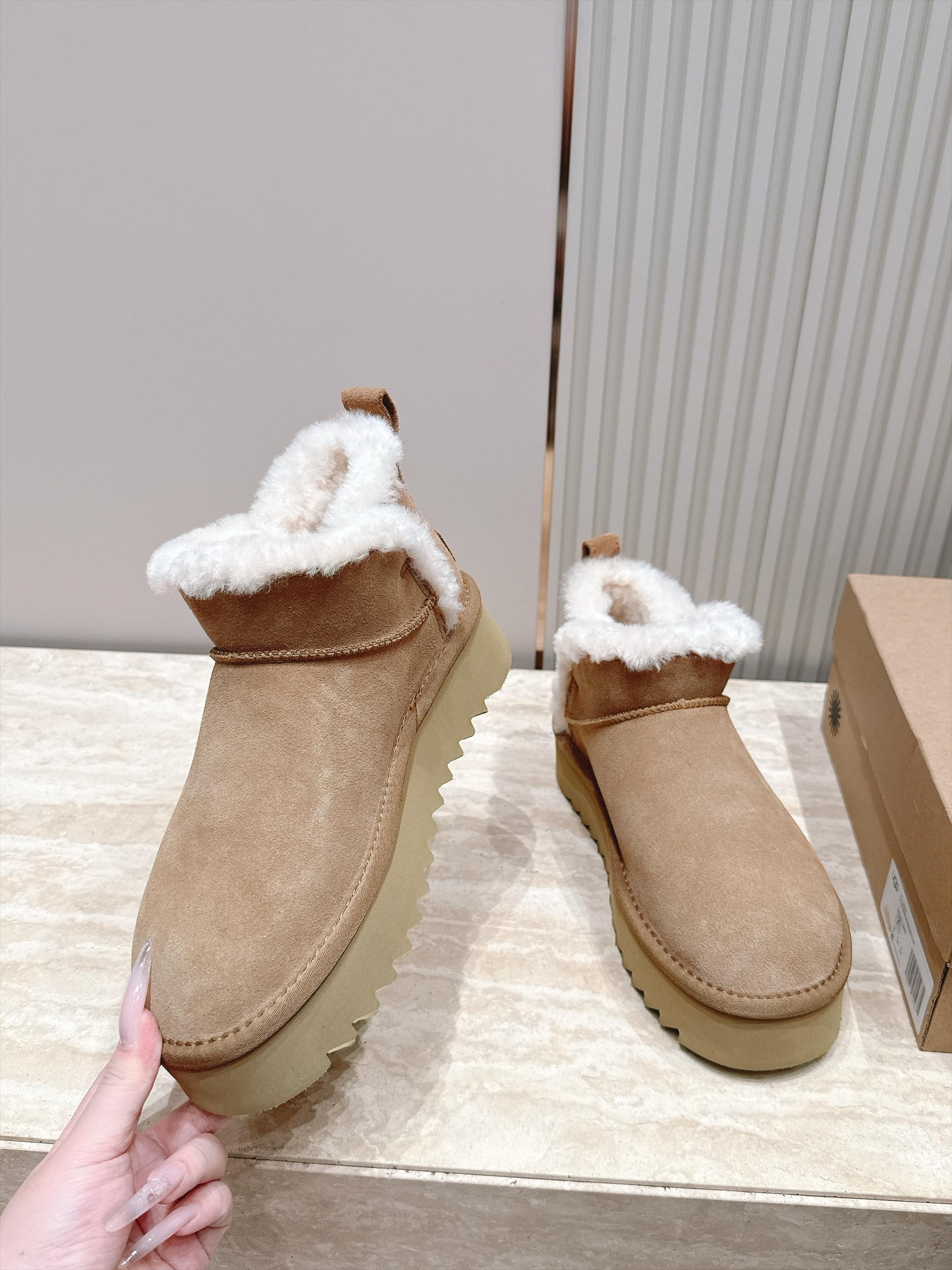 厚底 UGG 26s 秋冬新款系列—— 极简设计羊毛里雪地靴 像一只被剪去所有装饰的旧毛绒玩具——圆头钝拙如被反复揉捏过 厚底 UGG 26s 秋冬新款系列—— 极简设计羊毛里雪地靴 像一只被剪去所有装饰的旧毛绒玩具——圆头钝拙如被反复揉捏过