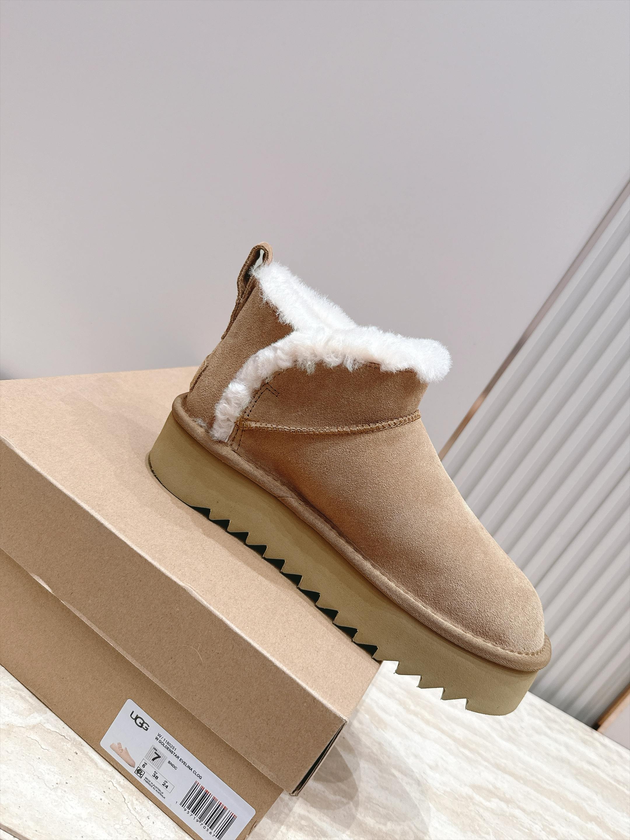 厚底 UGG 26s 秋冬新款系列—— 极简设计羊毛里雪地靴 像一只被剪去所有装饰的旧毛绒玩具——圆头钝拙如被反复揉捏过 厚底 UGG 26s 秋冬新款系列—— 极简设计羊毛里雪地靴 像一只被剪去所有装饰的旧毛绒玩具——圆头钝拙如被反复揉捏过