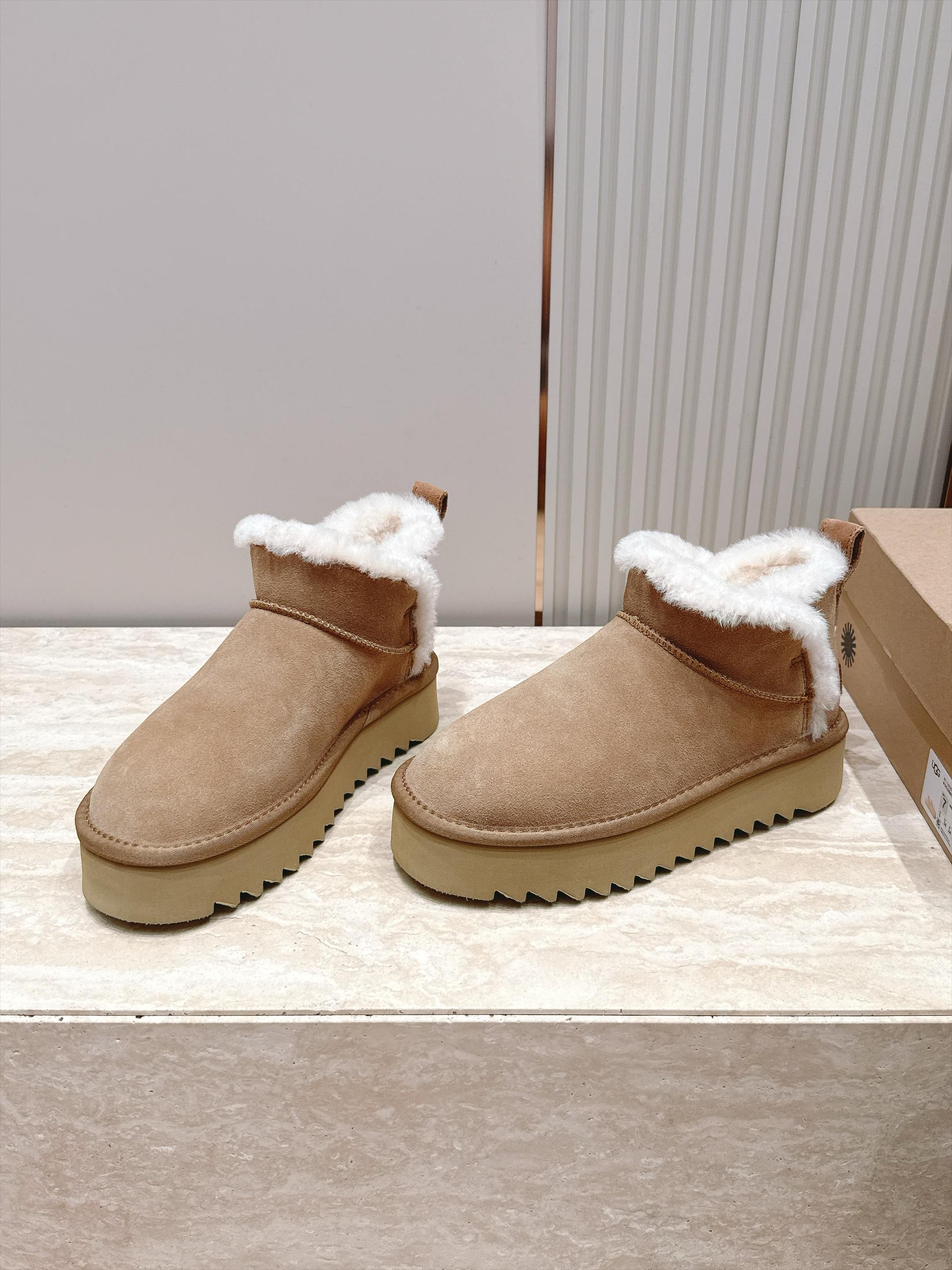 厚底 UGG 26s 秋冬新款系列—— 极简设计羊毛里雪地靴 像一只被剪去所有装饰的旧毛绒玩具——圆头钝拙如被反复揉捏过 厚底 UGG 26s 秋冬新款系列—— 极简设计羊毛里雪地靴 像一只被剪去所有装饰的旧毛绒玩具——圆头钝拙如被反复揉捏过