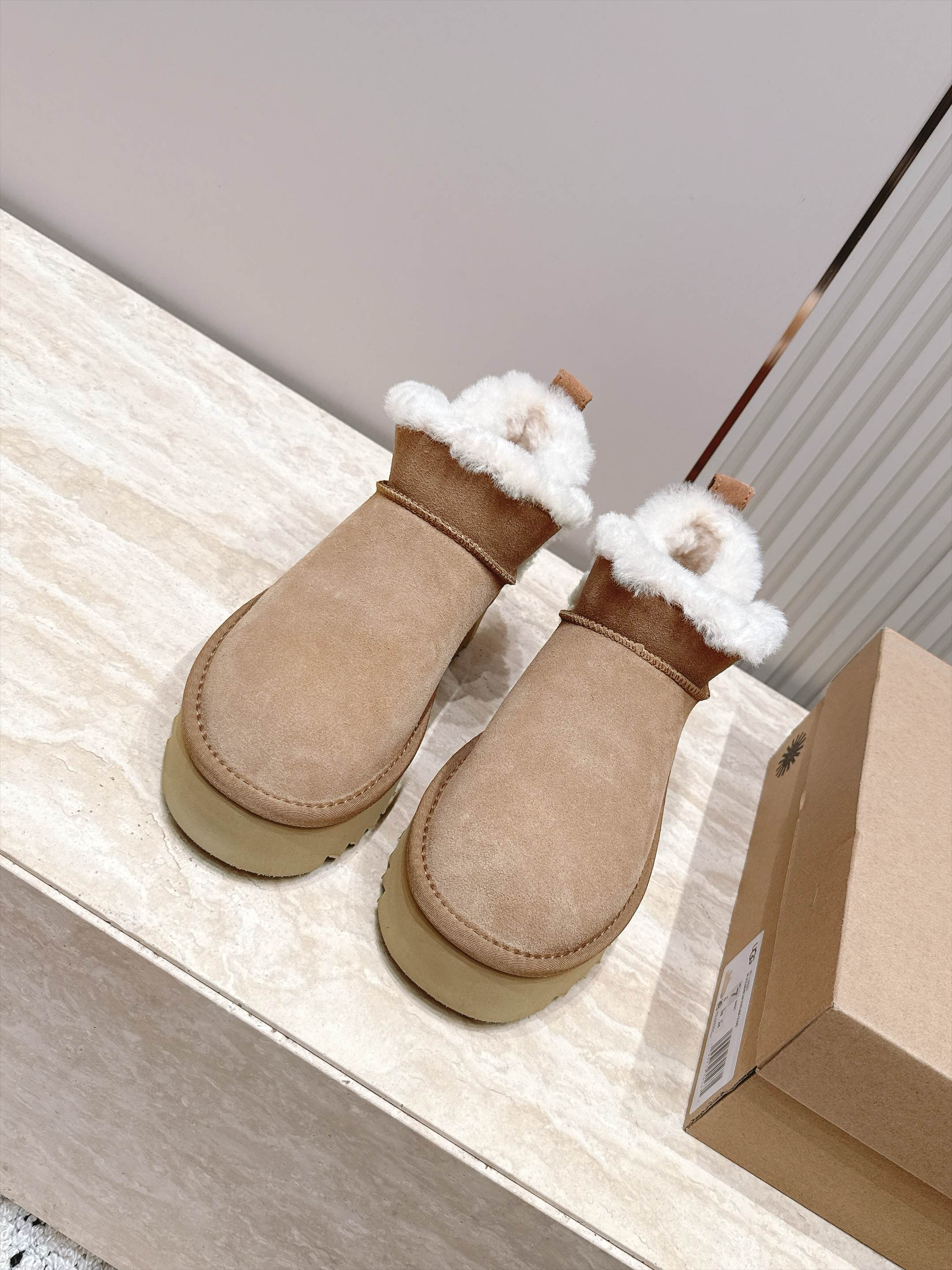 厚底 UGG 26s 秋冬新款系列—— 极简设计羊毛里雪地靴 像一只被剪去所有装饰的旧毛绒玩具——圆头钝拙如被反复揉捏过 厚底 UGG 26s 秋冬新款系列—— 极简设计羊毛里雪地靴 像一只被剪去所有装饰的旧毛绒玩具——圆头钝拙如被反复揉捏过