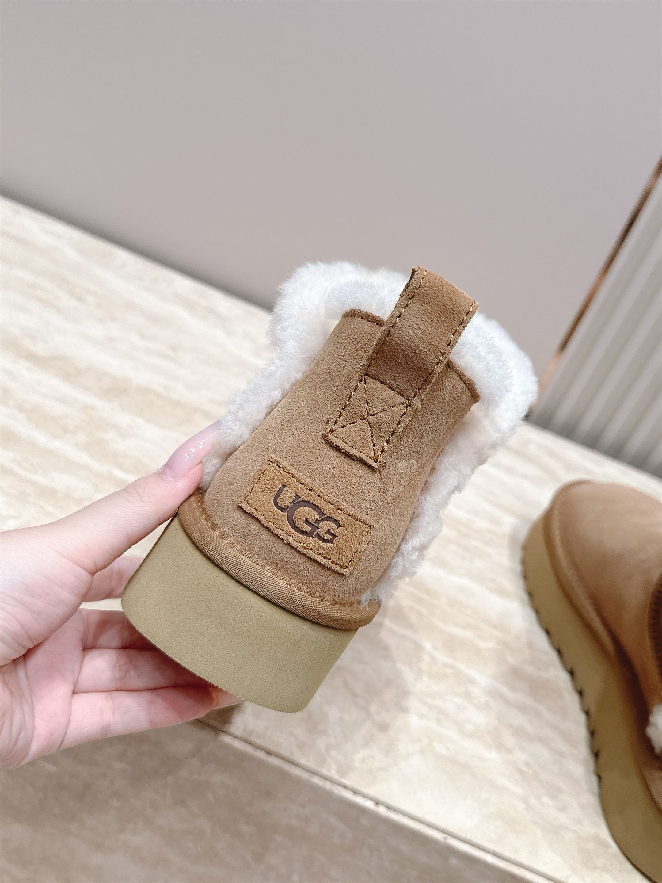 厚底 UGG 26s 秋冬新款系列—— 极简设计羊毛里雪地靴 像一只被剪去所有装饰的旧毛绒玩具——圆头钝拙如被反复揉捏过 厚底 UGG 26s 秋冬新款系列—— 极简设计羊毛里雪地靴 像一只被剪去所有装饰的旧毛绒玩具——圆头钝拙如被反复揉捏过