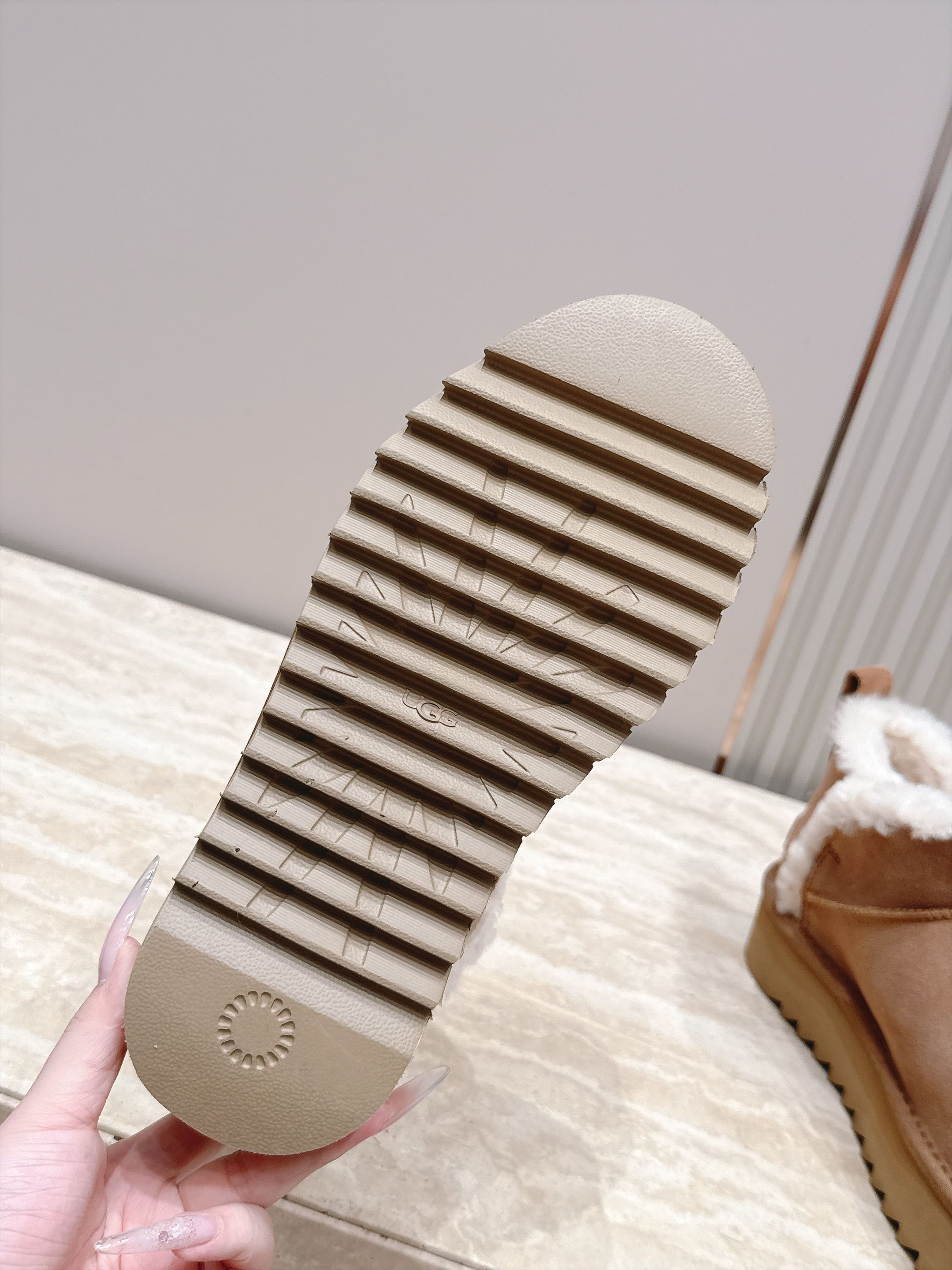 厚底 UGG 26s 秋冬新款系列—— 极简设计羊毛里雪地靴 像一只被剪去所有装饰的旧毛绒玩具——圆头钝拙如被反复揉捏过 厚底 UGG 26s 秋冬新款系列—— 极简设计羊毛里雪地靴 像一只被剪去所有装饰的旧毛绒玩具——圆头钝拙如被反复揉捏过