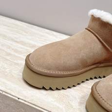 厚底 UGG 26s 秋冬新款系列—— 极简设计羊毛里雪地靴 像一只被剪去所有装饰的旧毛绒玩具——圆头钝拙如被反复揉捏过 厚底 UGG 26s 秋冬新款系列—— 极简设计羊毛里雪地靴 像一只被剪去所有装饰的旧毛绒玩具——圆头钝拙如被反复揉捏过