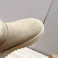 厚底 UGG 26s 秋冬新款系列—— 极简设计羊毛里雪地靴 像一只被剪去所有装饰的旧毛绒玩具——圆头钝拙如被反复揉捏过 厚底 UGG 26s 秋冬新款系列—— 极简设计羊毛里雪地靴 像一只被剪去所有装饰的旧毛绒玩具——圆头钝拙如被反复揉捏过