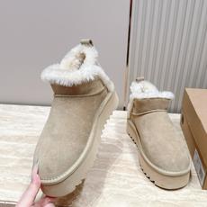 厚底 UGG 26s 秋冬新款系列—— 极简设计羊毛里雪地靴 像一只被剪去所有装饰的旧毛绒玩具——圆头钝拙如被反复揉捏过 厚底 UGG 26s 秋冬新款系列—— 极简设计羊毛里雪地靴 像一只被剪去所有装饰的旧毛绒玩具——圆头钝拙如被反复揉捏过