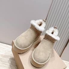 厚底 UGG 26s 秋冬新款系列—— 极简设计羊毛里雪地靴 像一只被剪去所有装饰的旧毛绒玩具——圆头钝拙如被反复揉捏过 厚底 UGG 26s 秋冬新款系列—— 极简设计羊毛里雪地靴 像一只被剪去所有装饰的旧毛绒玩具——圆头钝拙如被反复揉捏过
