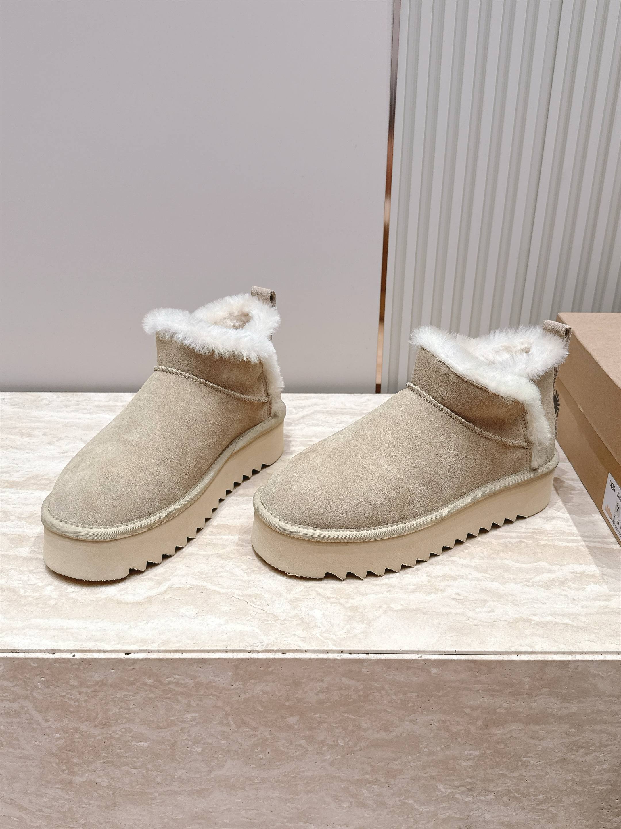 厚底 UGG 26s 秋冬新款系列—— 极简设计羊毛里雪地靴 像一只被剪去所有装饰的旧毛绒玩具——圆头钝拙如被反复揉捏过 厚底 UGG 26s 秋冬新款系列—— 极简设计羊毛里雪地靴 像一只被剪去所有装饰的旧毛绒玩具——圆头钝拙如被反复揉捏过