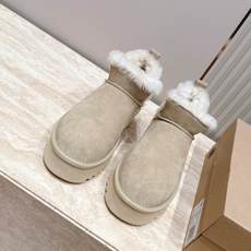 厚底 UGG 26s 秋冬新款系列—— 极简设计羊毛里雪地靴 像一只被剪去所有装饰的旧毛绒玩具——圆头钝拙如被反复揉捏过 厚底 UGG 26s 秋冬新款系列—— 极简设计羊毛里雪地靴 像一只被剪去所有装饰的旧毛绒玩具——圆头钝拙如被反复揉捏过