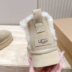 厚底 UGG 26s 秋冬新款系列—— 极简设计羊毛里雪地靴 像一只被剪去所有装饰的旧毛绒玩具——圆头钝拙如被反复揉捏过 厚底 UGG 26s 秋冬新款系列—— 极简设计羊毛里雪地靴 像一只被剪去所有装饰的旧毛绒玩具——圆头钝拙如被反复揉捏过