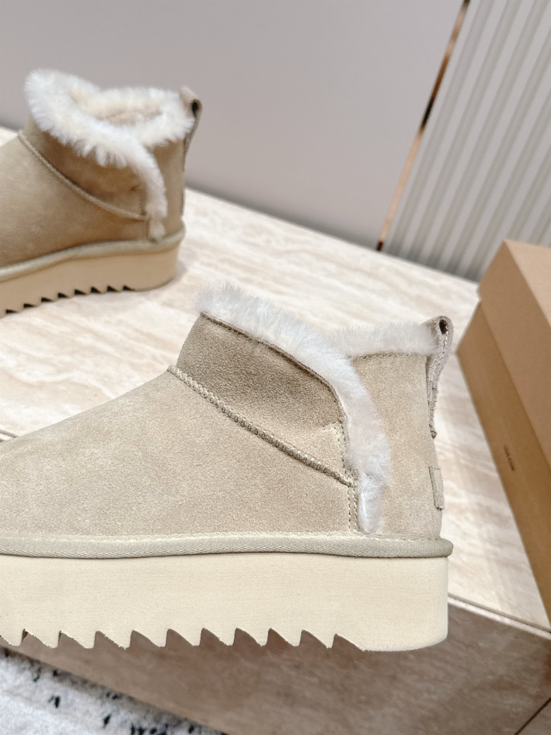 厚底 UGG 26s 秋冬新款系列—— 极简设计羊毛里雪地靴 像一只被剪去所有装饰的旧毛绒玩具——圆头钝拙如被反复揉捏过 厚底 UGG 26s 秋冬新款系列—— 极简设计羊毛里雪地靴 像一只被剪去所有装饰的旧毛绒玩具——圆头钝拙如被反复揉捏过
