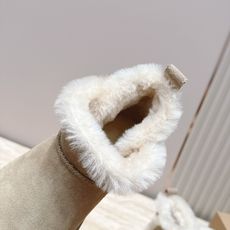 厚底 UGG 26s 秋冬新款系列—— 极简设计羊毛里雪地靴 像一只被剪去所有装饰的旧毛绒玩具——圆头钝拙如被反复揉捏过 厚底 UGG 26s 秋冬新款系列—— 极简设计羊毛里雪地靴 像一只被剪去所有装饰的旧毛绒玩具——圆头钝拙如被反复揉捏过