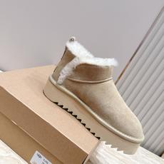 厚底 UGG 26s 秋冬新款系列—— 极简设计羊毛里雪地靴 像一只被剪去所有装饰的旧毛绒玩具——圆头钝拙如被反复揉捏过 厚底 UGG 26s 秋冬新款系列—— 极简设计羊毛里雪地靴 像一只被剪去所有装饰的旧毛绒玩具——圆头钝拙如被反复揉捏过