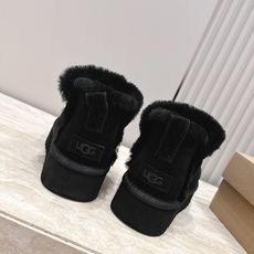 厚底 UGG 26s 秋冬新款系列—— 极简设计羊毛里雪地靴 像一只被剪去所有装饰的旧毛绒玩具——圆头钝拙如被反复揉捏过 厚底 UGG 26s 秋冬新款系列—— 极简设计羊毛里雪地靴 像一只被剪去所有装饰的旧毛绒玩具——圆头钝拙如被反复揉捏过