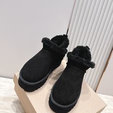 厚底 UGG 26s 秋冬新款系列—— 极简设计羊毛里雪地靴 像一只被剪去所有装饰的旧毛绒玩具——圆头钝拙如被反复揉捏过 厚底 UGG 26s 秋冬新款系列—— 极简设计羊毛里雪地靴 像一只被剪去所有装饰的旧毛绒玩具——圆头钝拙如被反复揉捏过